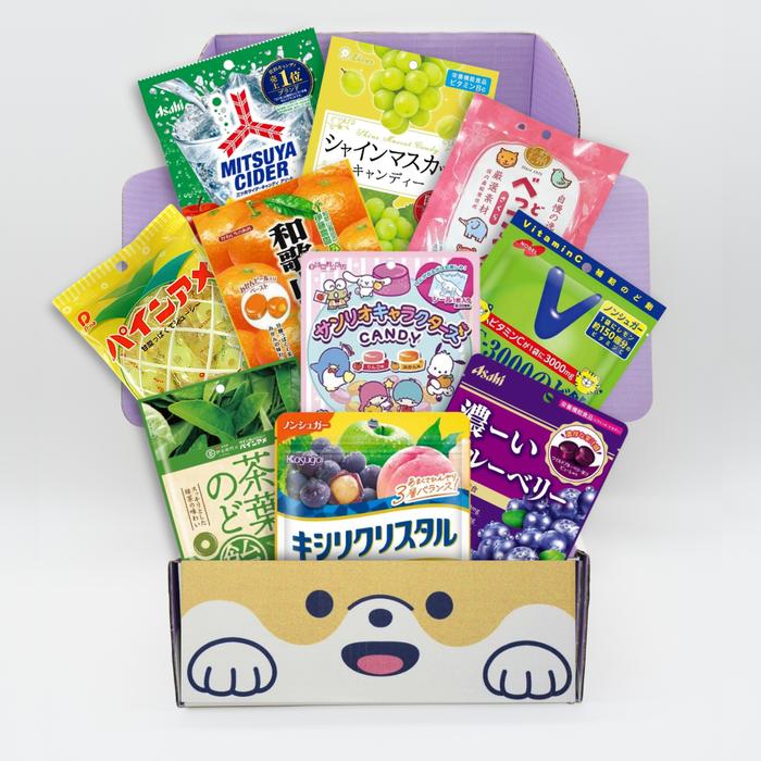 CAJA DE DULCES – una caja con caramelos japoneses tamaño M