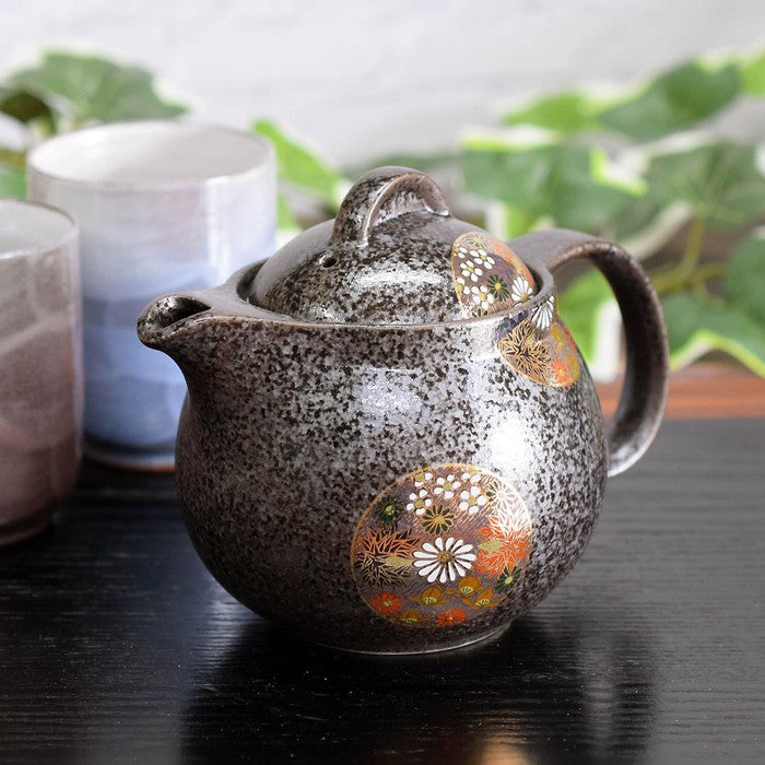 Elegant Kutani-yaki Teapot with Gold Floral Pattern 380 ml