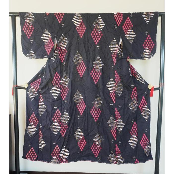 VINTAGE Kimono kosode Black with red pattern For Height 135-145cm (maximum height for those who don't require an ohashori)