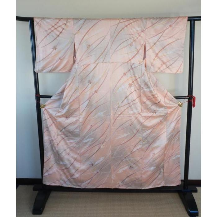 Vintage Japanese Kimono – Soft Pink with Flowing Pattern, For Height 155–165 cm (maximum height for those who don’t require an ohashori)
